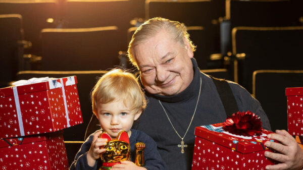 Norbert Lichý s chlapečkem, když promoval vánoční sbírku dárků pro děti. Foto: FB/Divadlo Petra Bezruče