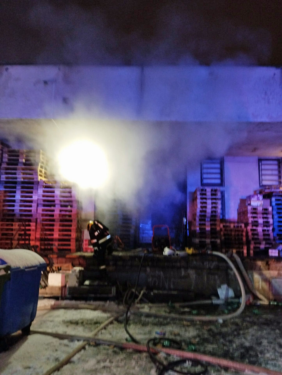 Požár nákupního centra Flora v Chomutově. Foto: HZS