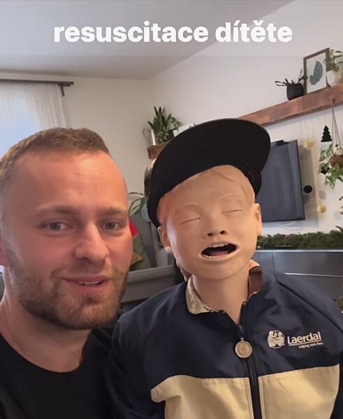 Záchranář Marek Dvořák na figuríně ukazuje správnou resuscitaci dítěte. Zdroj: Marek Dvořák