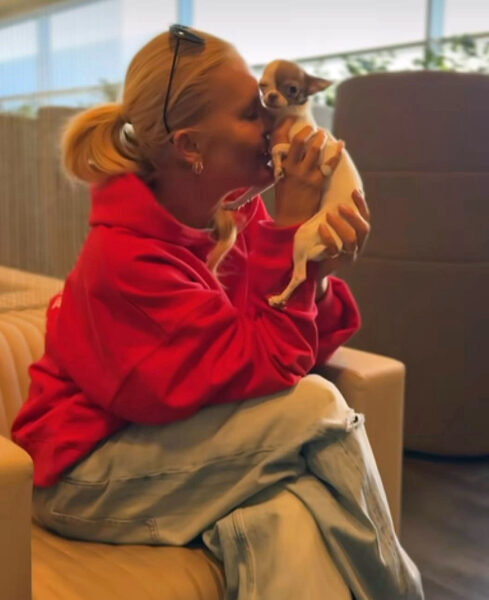 Modelka vzala na dovolenou i své dva psy. Foto: IG S. Krainové