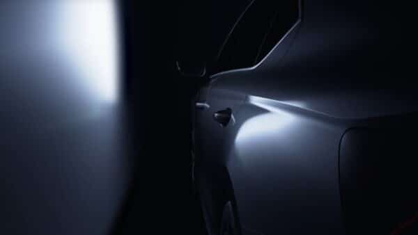 Video Thumbnail: Škoda Auto releases teaser of the updated Octavia