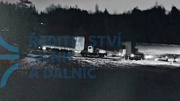 Na nájezdu 49 Psáře na D1 se ve středu ráno vzpříčil kamion. Zdroj: ŘSD