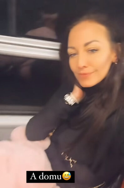 Agáta Hanychová na cestě zpět z Paříže. Zdroj: IG