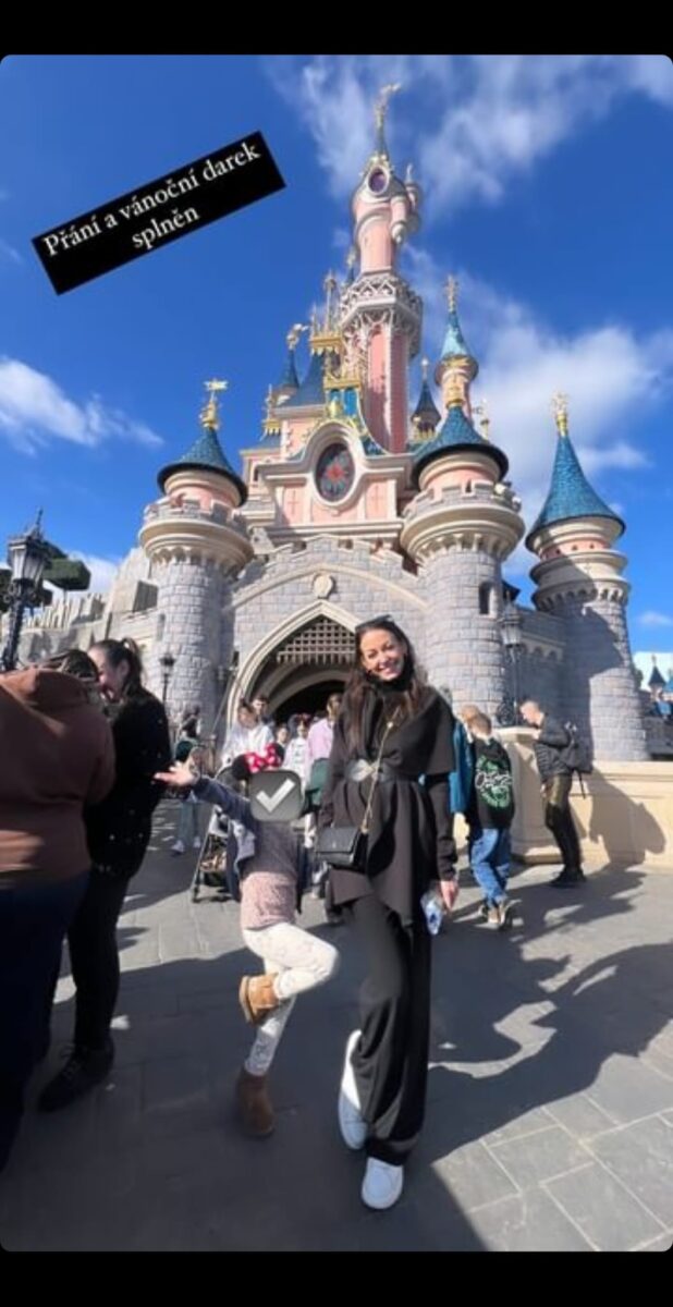 Agáta Hanychová před ikonickým hradem v Disneylandu. Zdroj: IG