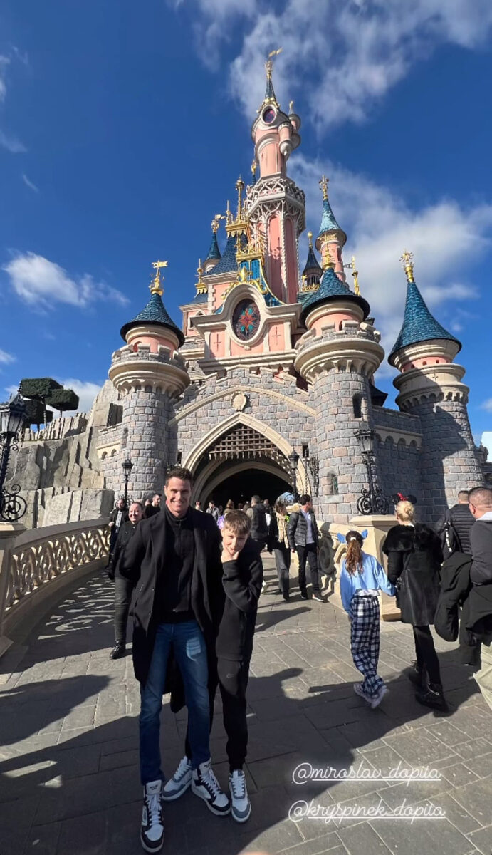 Miroslav Dopita a syn Kryšpín v Disneylandu. Zdroj: IG