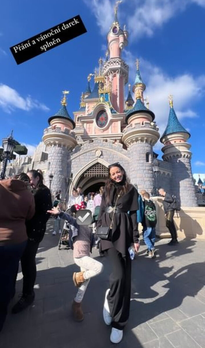 Agáta Hanychová před ikonickým hradem v Disneylandu. Zdroj: IG