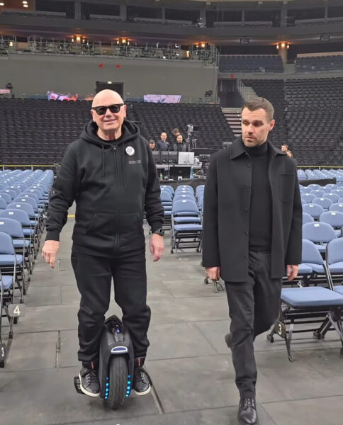 Jiří Korn jezdil v O2 Aréně na jednokolce. Leoš Mareš to neviděl rád. Foto: IG