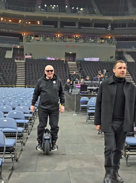 Jiří Korn jezdil v O2 Aréně na jednokolce. Leoš Mareš to neviděl rád. Foto: IG