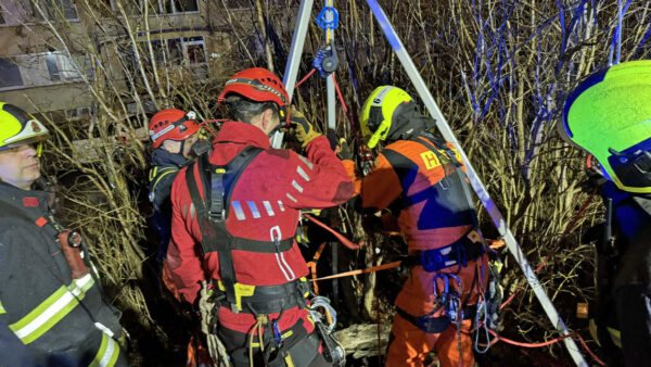 V Praze Petrovicích se člověk propadl do 15 metrů hlubokého kanálu. Foto: HZS