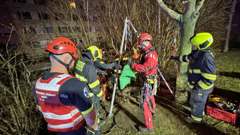 V Praze Petrovicích se člověk propadl do 15 metrů hlubokého kanálu. Foto: HZS