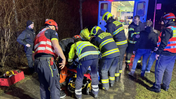 V Praze Petrovicích se člověk propadl do 15 metrů hlubokého kanálu. Foto: HZS