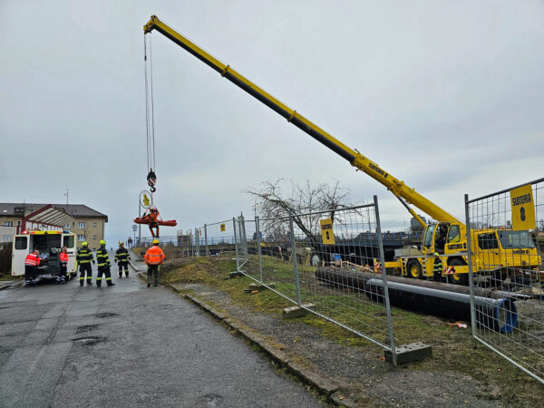 V Kladně se zřítil zaměstnanec do výkopu na stavbě železnice. Foto: HZS