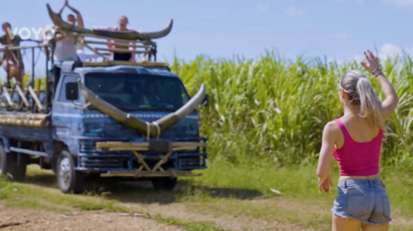 Po cestě na ostrov nabírají auta soutěžící. Zdroj: Nova
