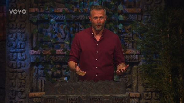 Moderátor Ondřej Novotný v Survivor 2024. Zdroj: Voyo