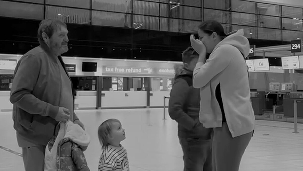 Ornella Koktová se loučí s manželem a dětmi na letišti před odletem na Survivor 2024. Zdroj: IG