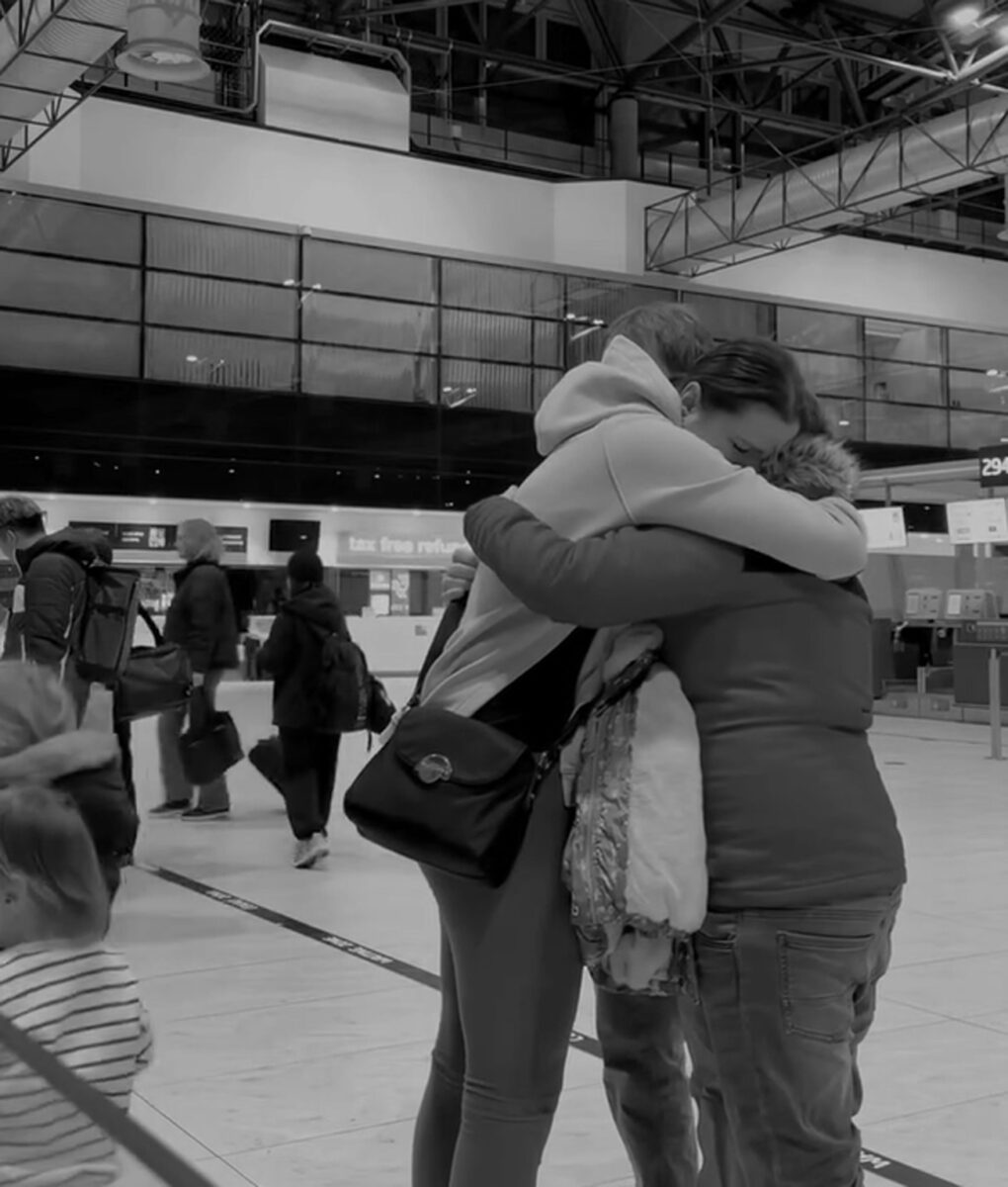 Ornella Koktová se loučí s manželem a dětmi na letišti před odletem na Survivor 2024. Zdroj: IG