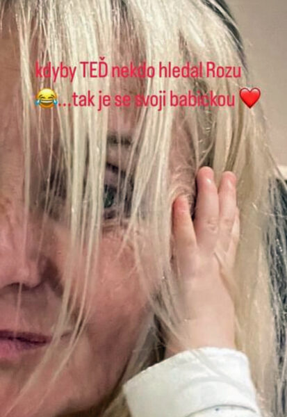 Rozárku mezi tím v Čechách hlídala babička Veronika Žilková. Zdroj: IG