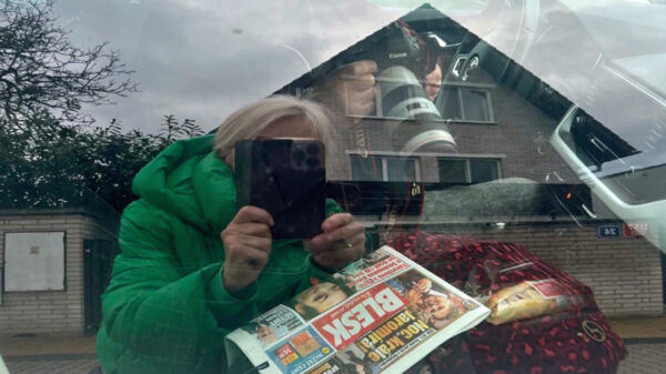 Veronika Žilková si fotí fotografy hlídkující před domem. Foto: IG