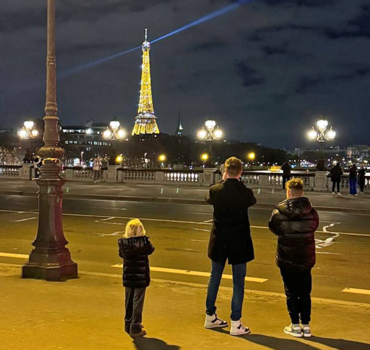 Rodinka Agáty Hanychové si v Paříži fotí nasvícenou Eiffelovu věž. Zdroj: IG