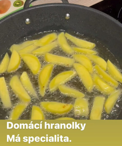 Když není Ornella doma, vaří Kokta dětem hranolky. Foto: IG