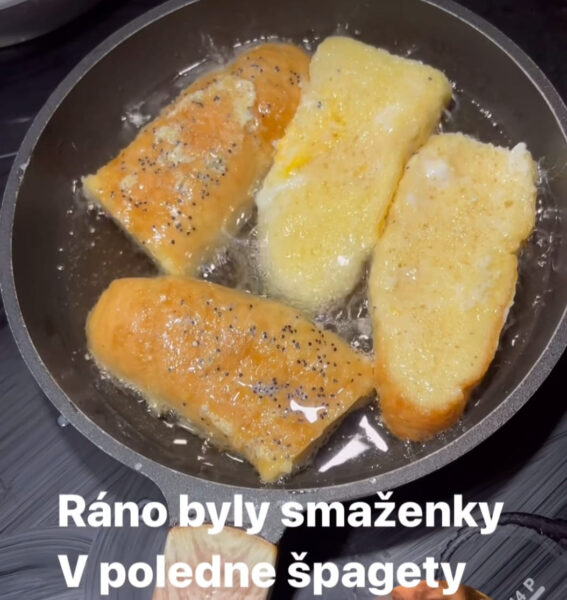 K snídani Josef Kokta ukuchtil dětem smažené rohlíky. Foto: IG