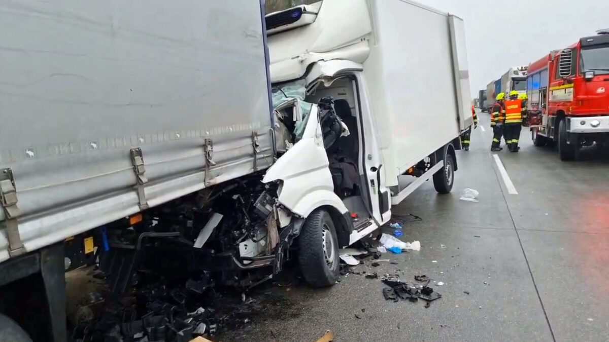 Nehoda dodávky a kamionu na 168. kilometru dálnice D1. Foto: PČR