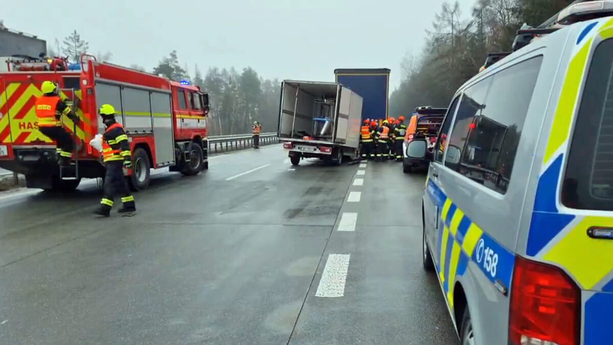 Nehoda dodávky a kamionu na 168. kilometru dálnice D1. Foto: PČR