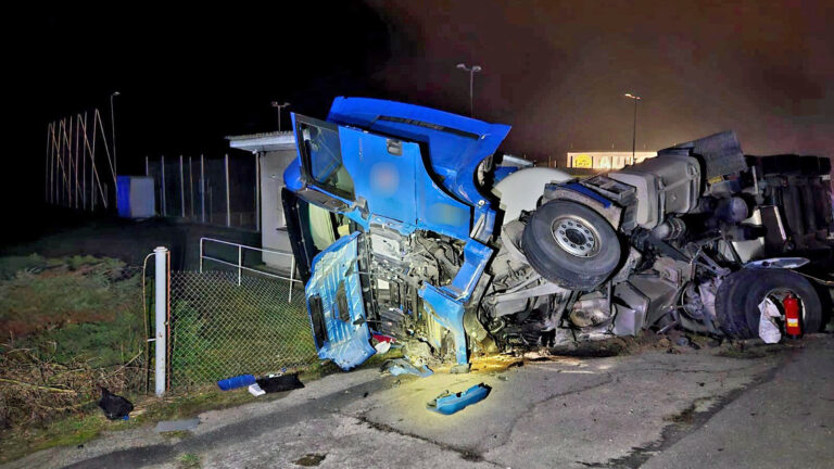 Nehoda cisterny s plynem v obci Střelecké Hoštice. Foto: HZS