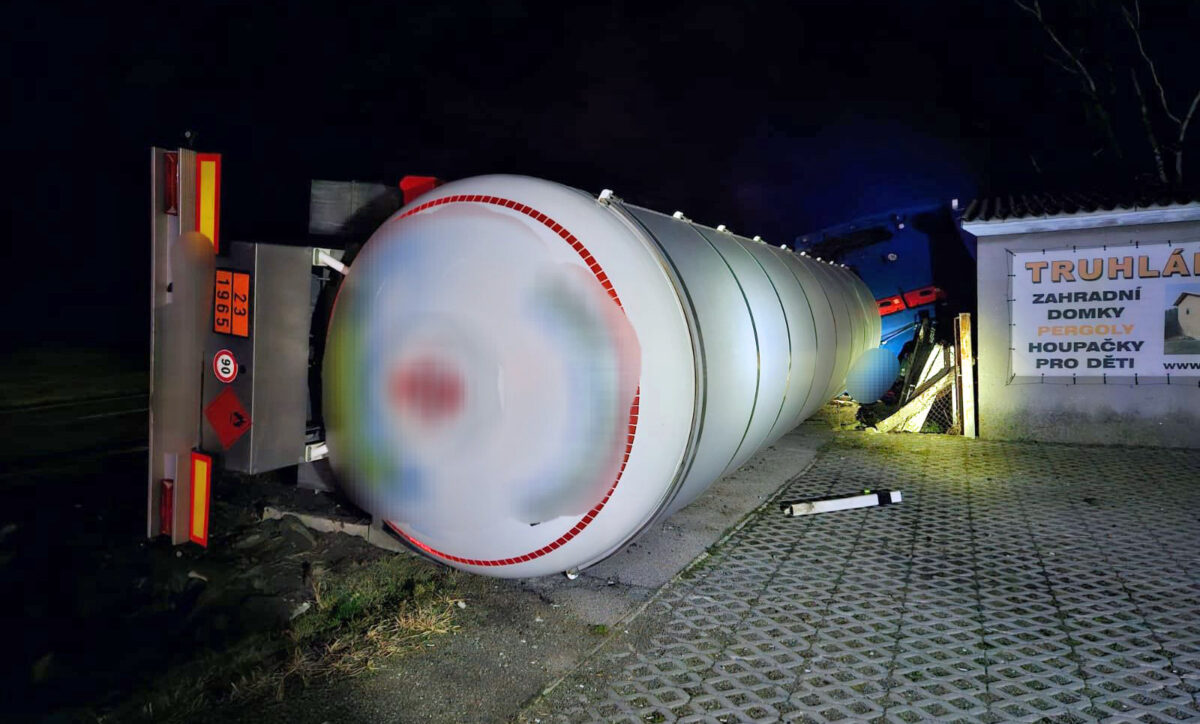 Nehoda cisterny s plynem v obci Střelecké Hoštice. Foto: HZS