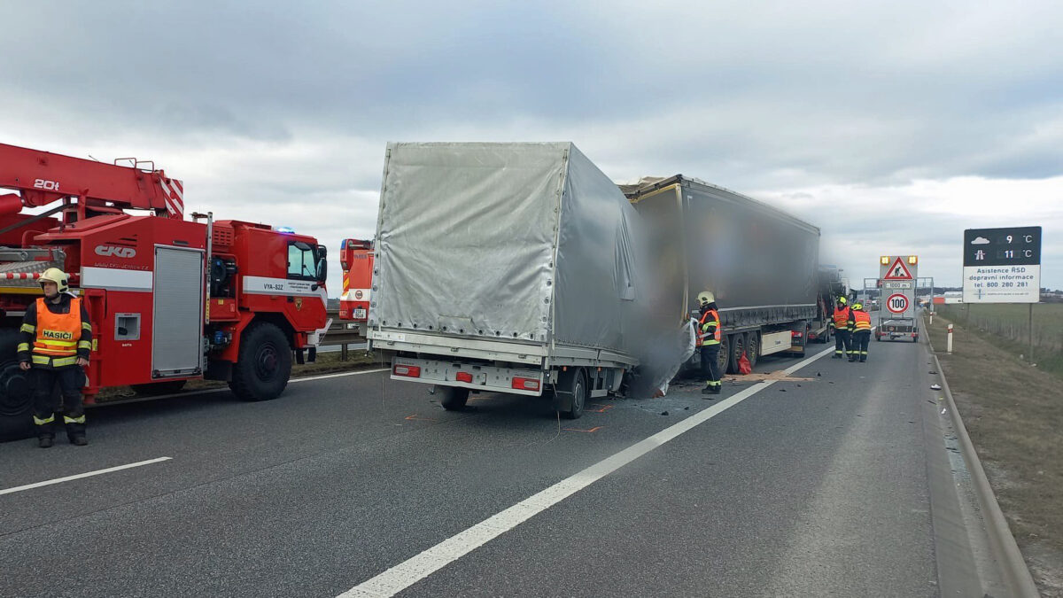 Tragická nehoda dodávky a kamionu na dálnici D8 u Prahy.