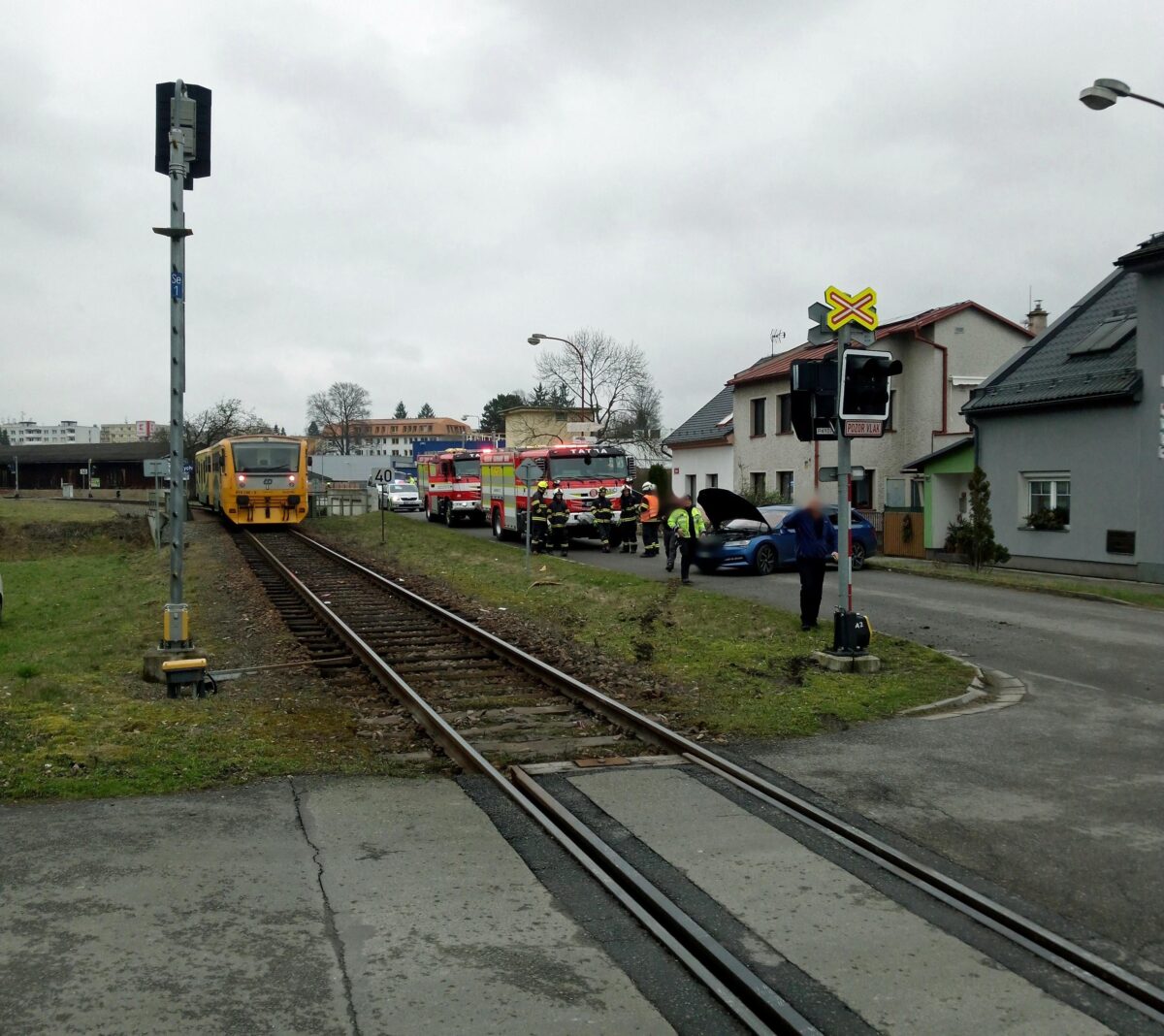 Nehoda auta a vlaku na železničním přejezdu v Rychnově nad Kněžnou. Foto: HZS