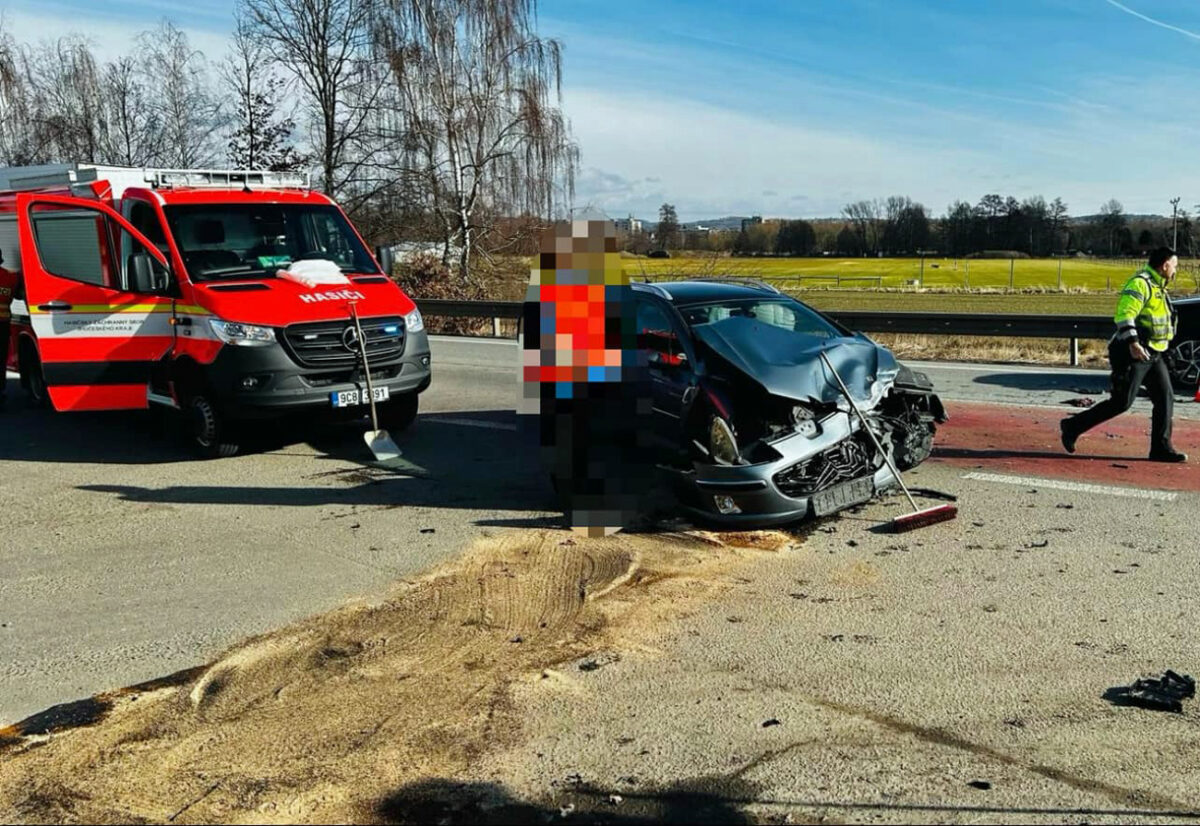 Nehoda sanitky a auta na E55 u Českých Budějovic. Foto: ZZS