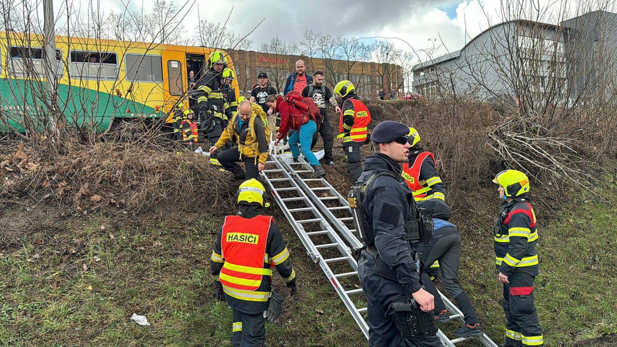 Hasiči evakuovali 80 cestujících po nehodě vlaku v Praze. Foto: HZS
