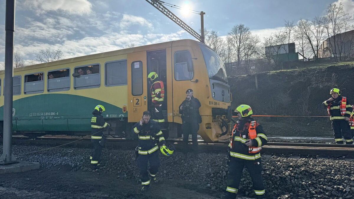 Nehoda vlaku a bagru v Praze. Foto: SŽ