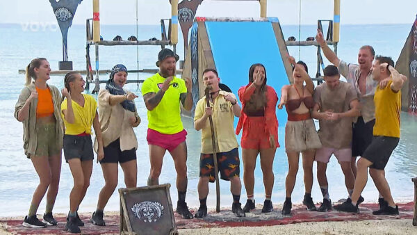Tým Titánů v Survivor 2024 před první soutěží. Zdroj: Nova