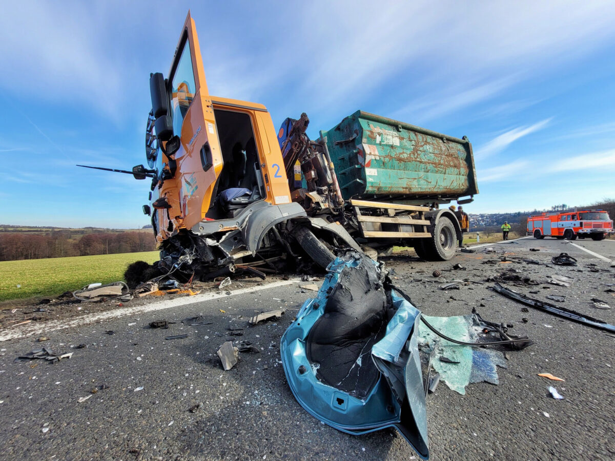 Tragická nehoda osobního a nákladního auta u Horního Benešova. Foto: HZS