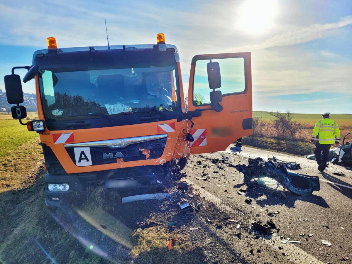 Tragická nehoda osobního a nákladního auta u Horního Benešova. Foto: HZS
