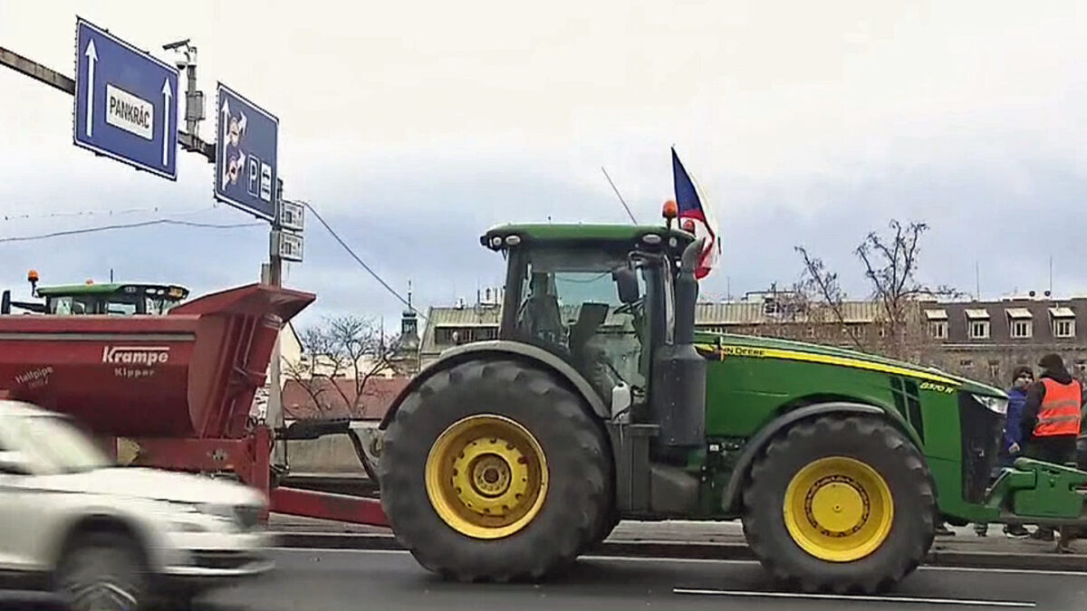Pražskou magistrálu obsadily traktory. Zdroj: ČT