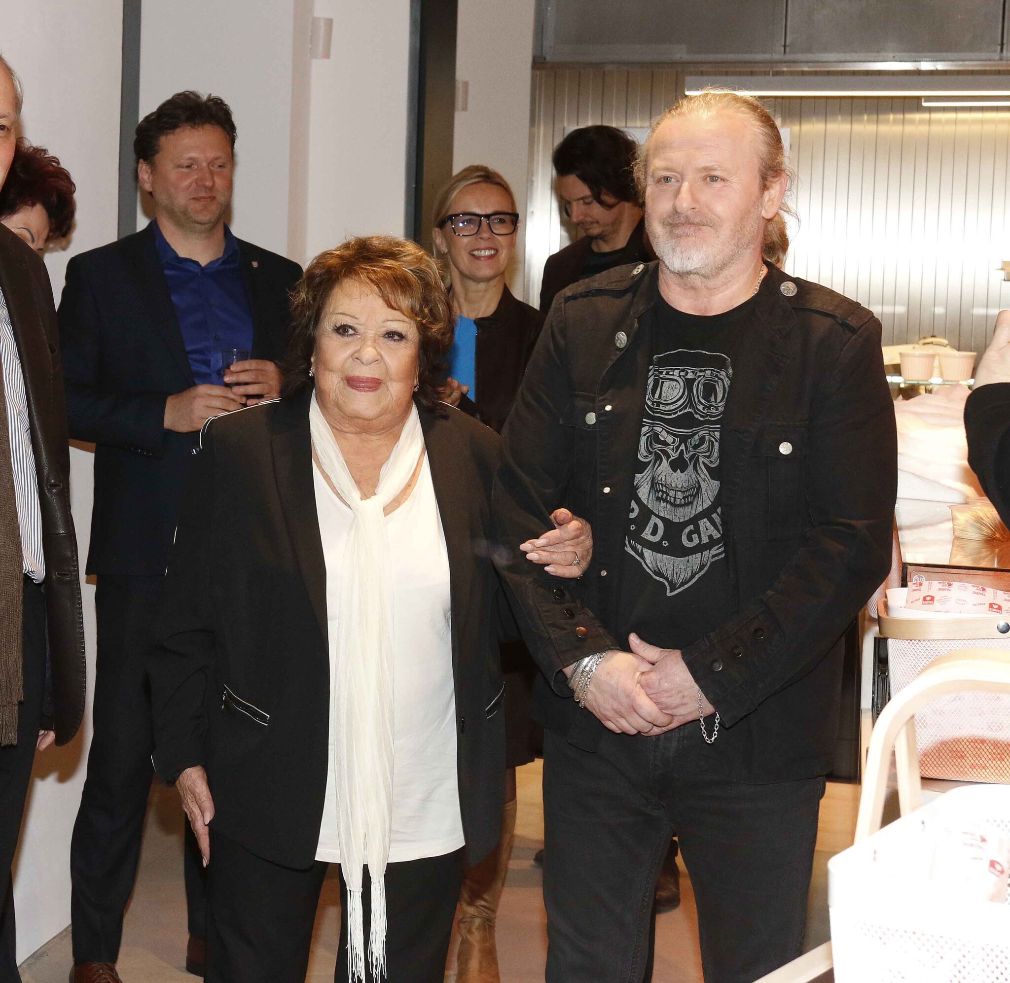 Jiřinu Bohdalovou v novém bistru doprovodil také hudebník Josef Vojtek. Foto: Nextfoto