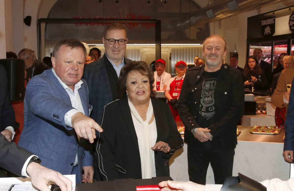 Jiřina Bohdalová přijela otevřít Slovenské bistro U Býka v Praze. Foto: Nextfoto