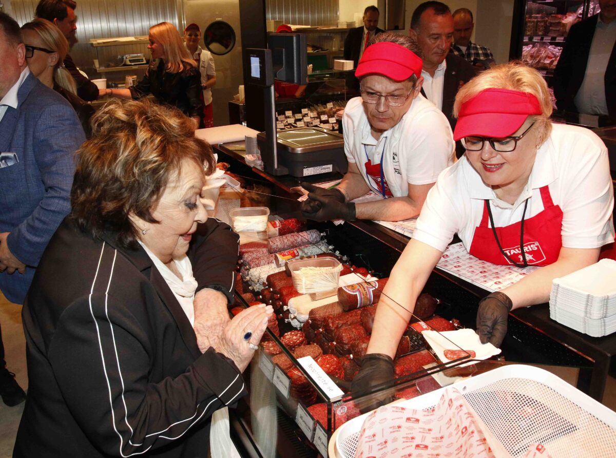 Jiřina Bohdalová si naložila talíř salámů a dokázala, že jí v 92 letech pořádně chutná. Foto: Nextfoto