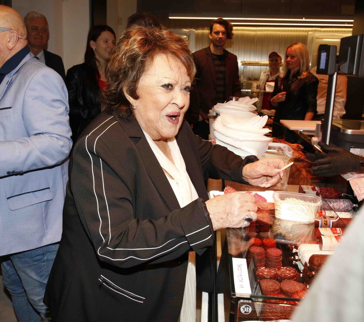 Jiřina Bohdalová si naložila talíř salámů a dokázala, že jí v 92 letech pořádně chutná. Foto: Nextfoto