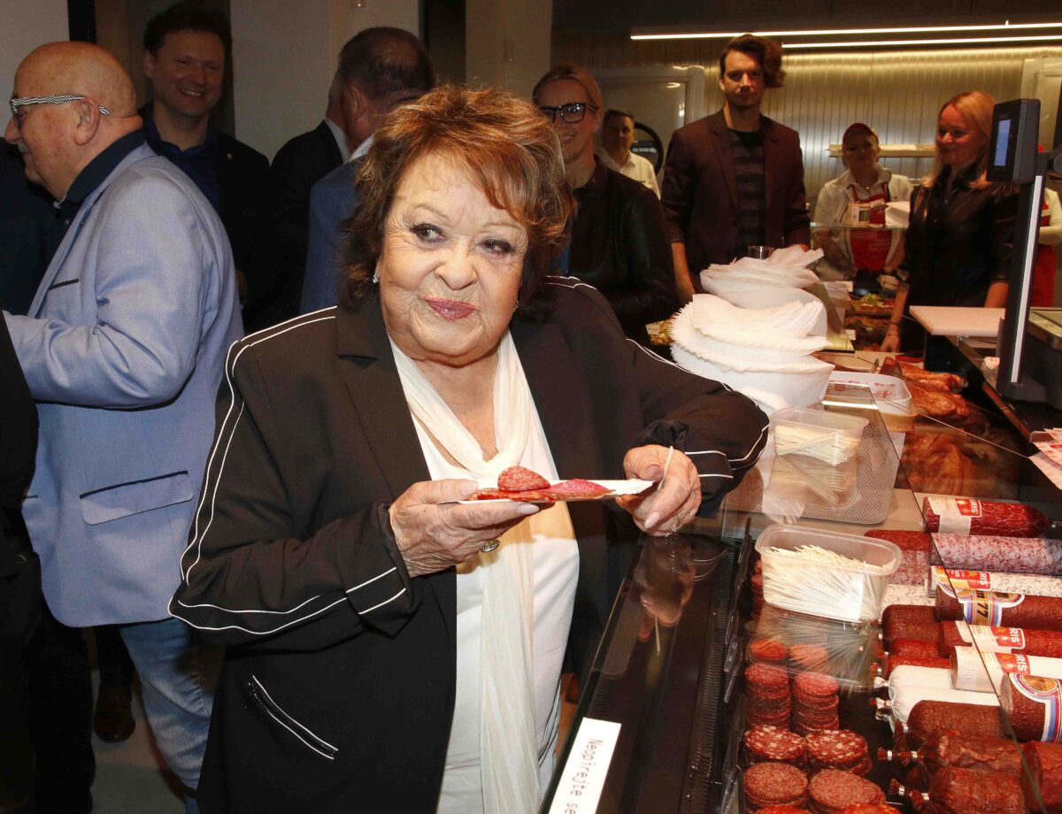 Jiřina Bohdalová si naložila talíř salámů a dokázala, že jí v 92 letech pořádně chutná. Foto: Nextfoto