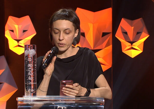 Daria Kashcheeva na předávání cen Český lev měla proslov o podmínkách matek ve filmařině. Zdroj: ČT