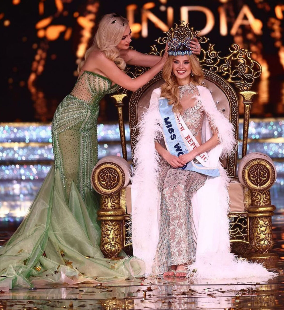 Tatiana Kuchařová nasazuje korunku Miss World Krystyně Pyszkové. Foto: Miss World