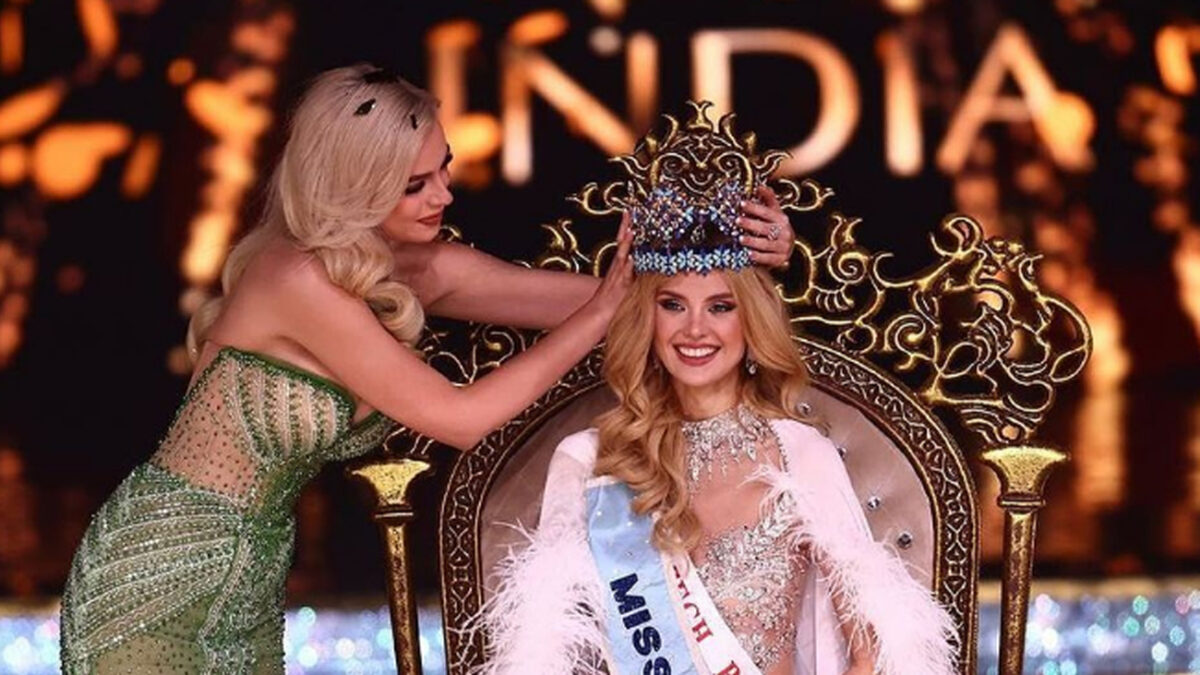 Tatiana Kuchařová nasazuje korunku Miss World Krystyně Pyszkové. Foto: Miss World