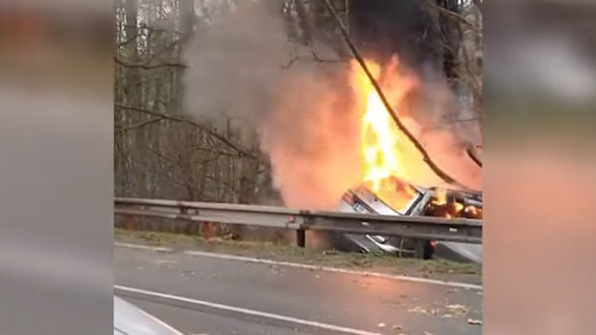 Auto začalo po nehodě u Svitav hořet. Zdroj: Policie ČR