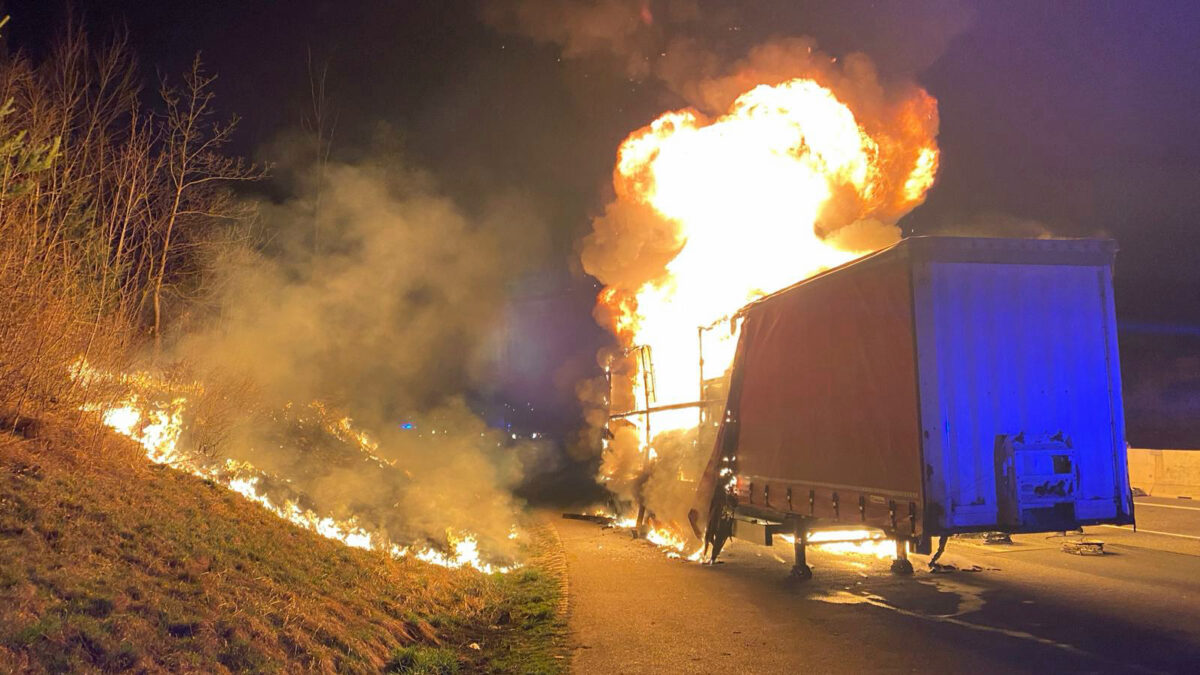 Požár kamionu na 24. kilometru dálnice D1 u Mirošovic. Foto: HZS