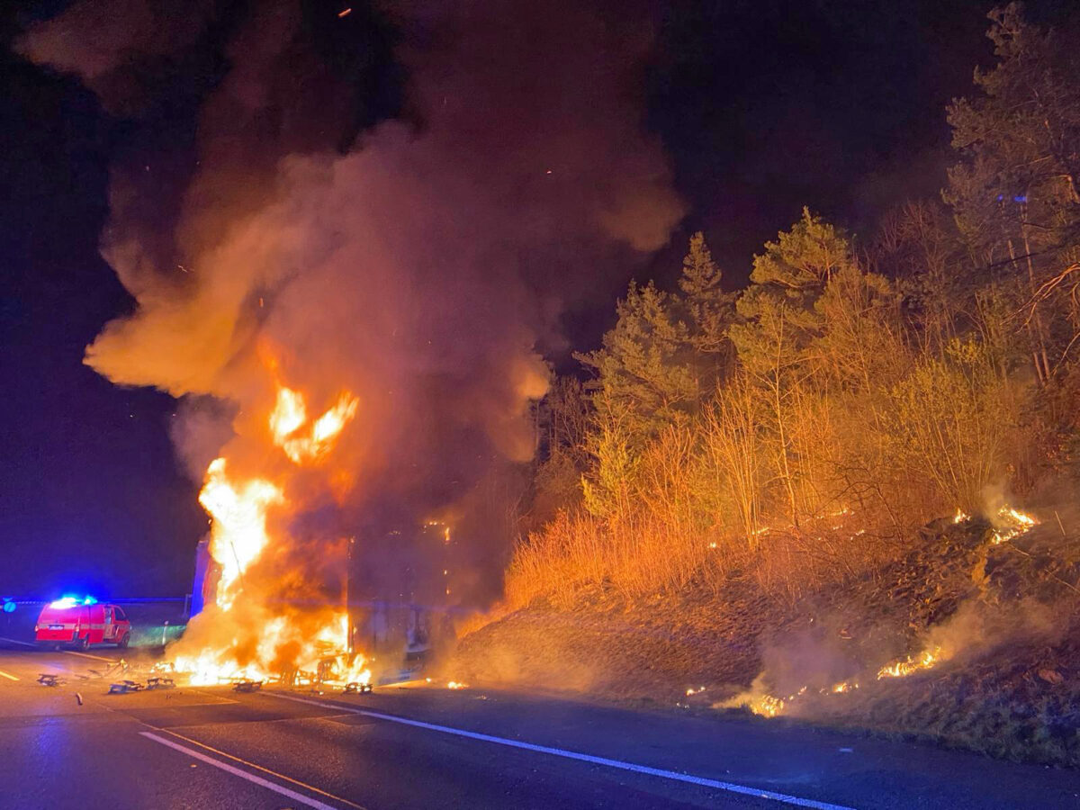 Požár kamionu na 24. kilometru dálnice D1 u Mirošovic. Foto: HZS