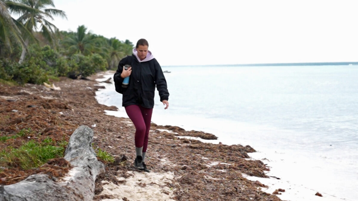 Ornella Koktová po kolapsu opouští ostrov Survivor. Zdroj: Voyo